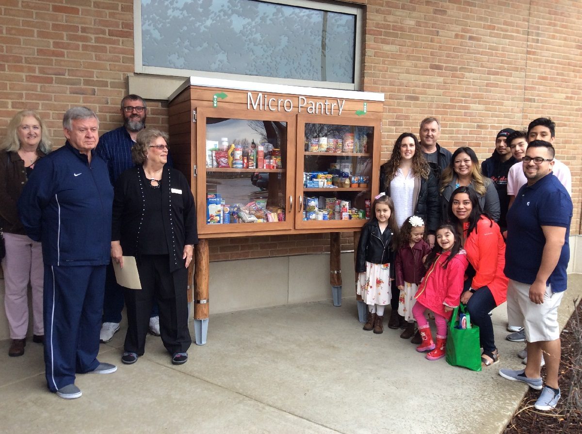 La Micro Despensa ayuda a los vecinos, Fountaindale Public Library